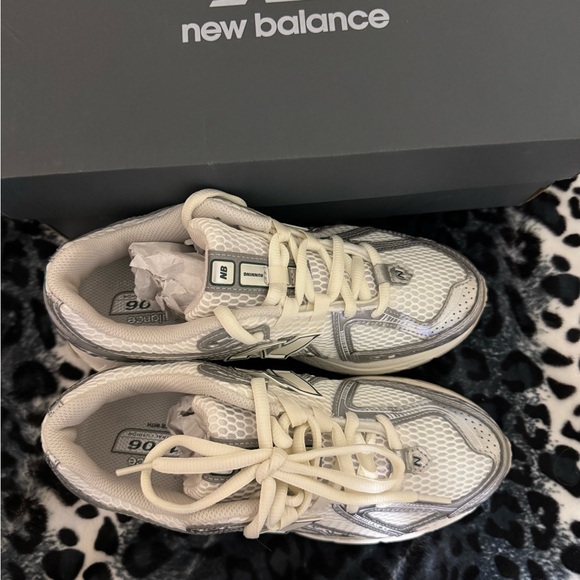 New Balance 1906R
Sz: 7(men) 8.5(women) - Picture 6 of 8